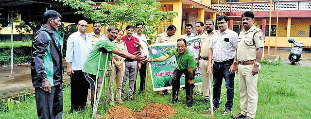ದಿವ್ಯಾಂಗರಿಂದ ಸಸಿ ನೆಡುವ ಕಾರ್ಯಕ್ರಮ